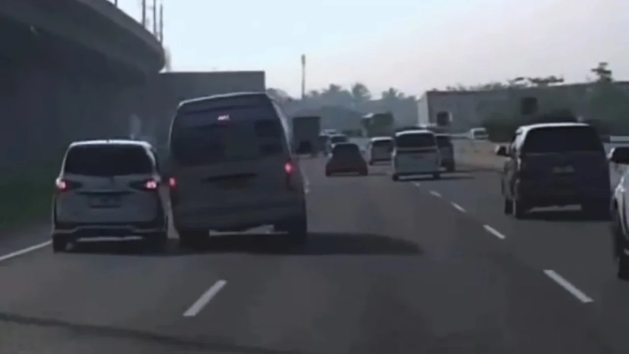 Aksi Berbahaya di Tol Padaleunyi Viral, Kasus Travel Ugal-ugalan Berakhir Damai