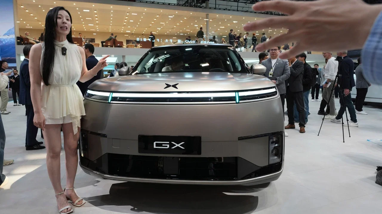 Pengunjung  berdiri di dekat mobil XPENG GX di Pameran Otomotif Beijing di Beijing, Jumat (24/04/2026).