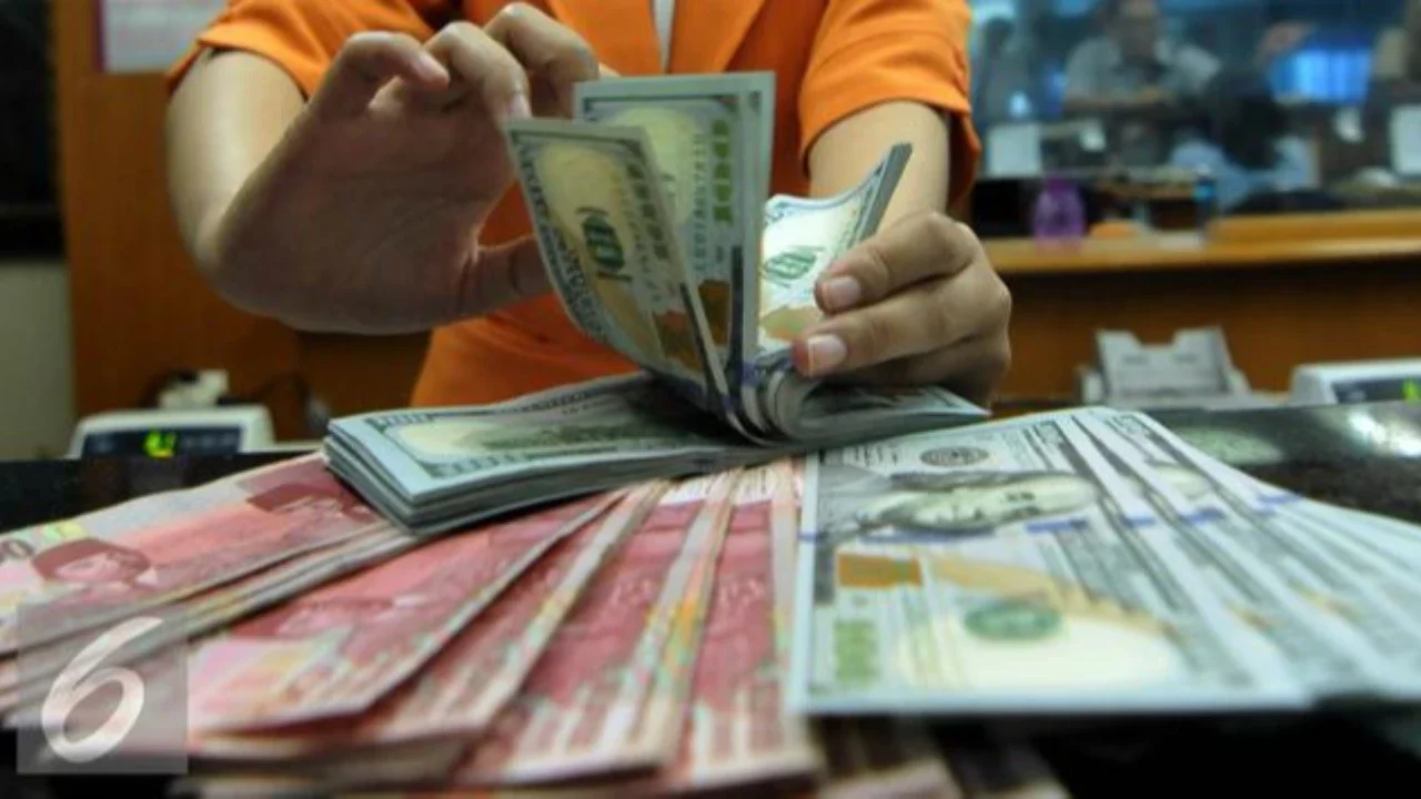 Sempat Melemah ke Level Rp17.300 per USD, Rupiah Berbalik Menguat di Akhir Perdagangan Hari ini