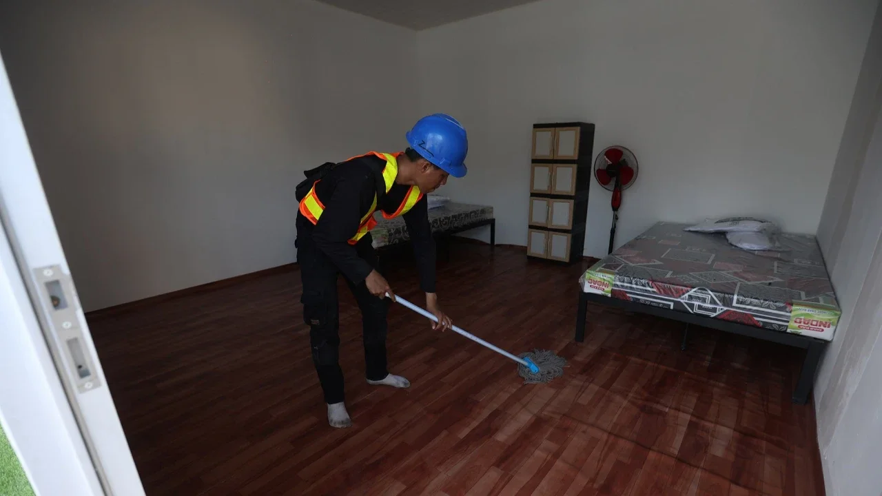 Pekerja menyelesaikan  proyek pembangunan rumah layak huni, di kawaasan Kramat Raya,  Jakarta, Jumat (24/4/2026). \