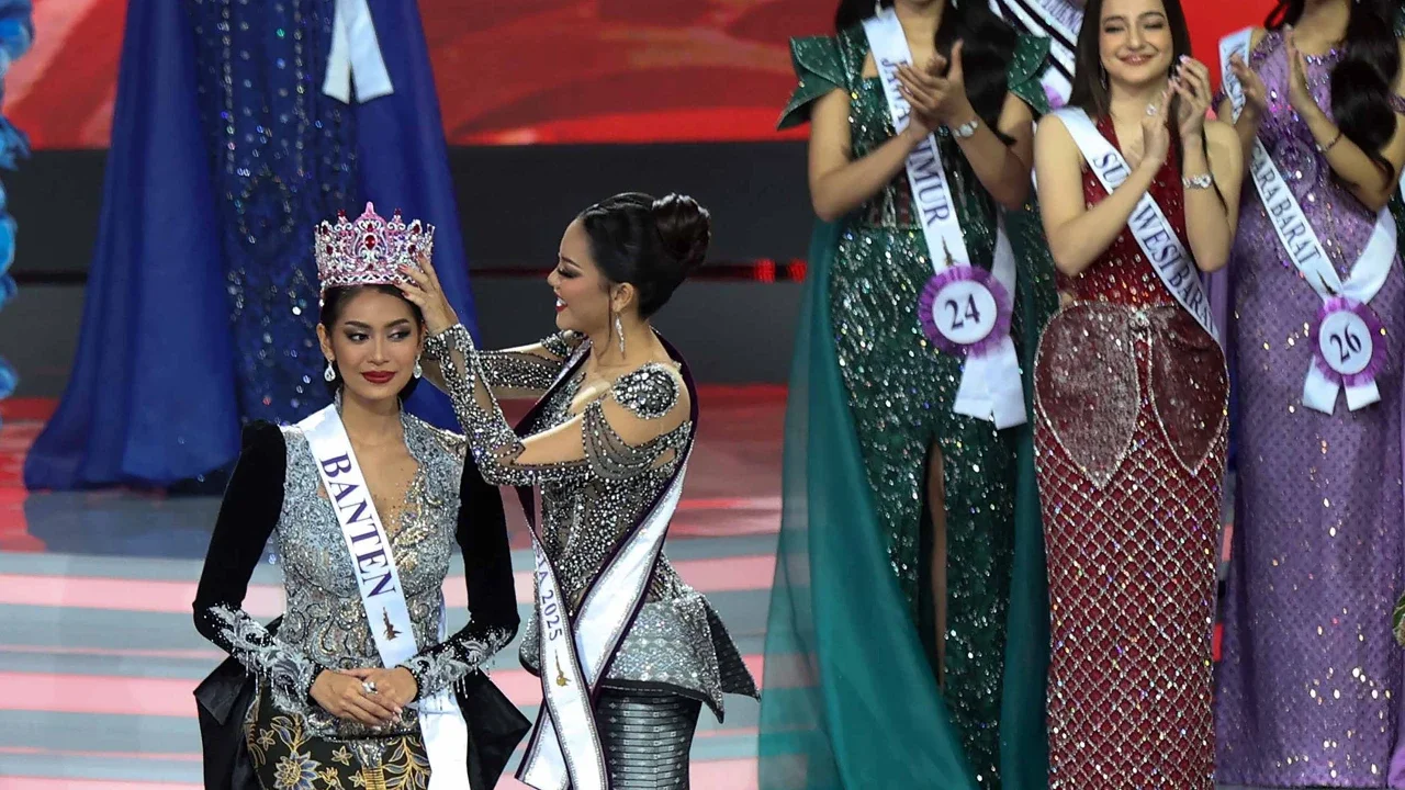 Puteri Indonesia 2025 Firsta Yufi Amarta Putri (kanan) memasang mahkota kepada Puteri Indonesia 2026 Agnes Aditya Rahajeng (kiri) asal Banten pada Grand Final Pemilihan Puteri Indonesia 2026 di Jakarta Internasional Convention Center, Jakarta, Jumat (24/4/2026).