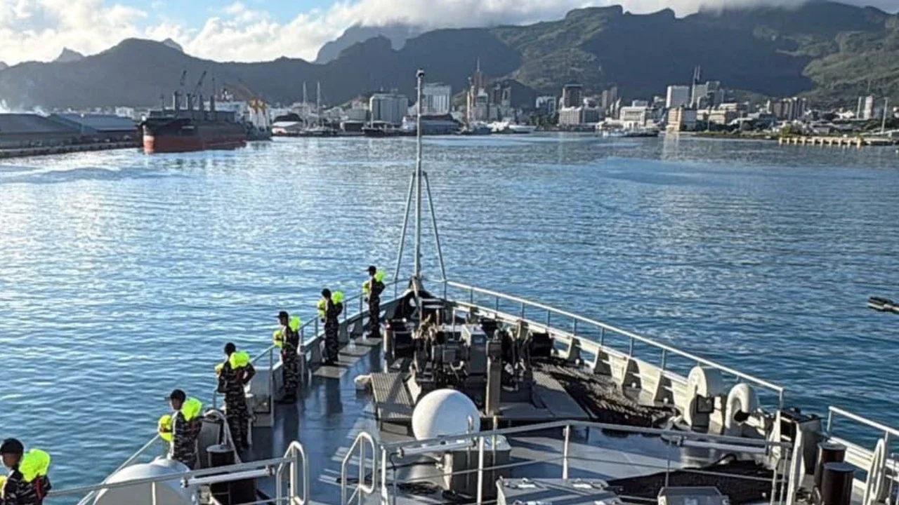 KRI Canopus-936 bersandar di Port Louis, Mauritius, Jumat (14/04/2026) usai menyelesaikan Etape IV pelayaran lintas samudra dalam misi diplomasi maritim TNI AL.