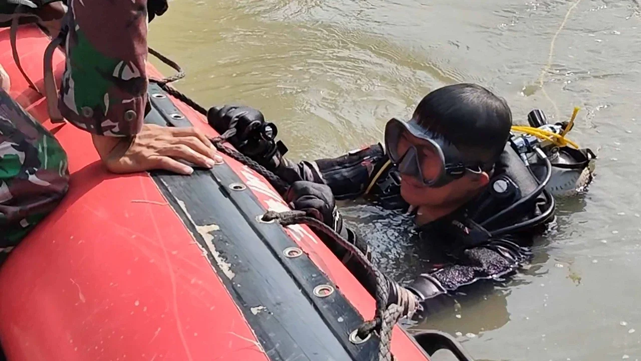 Personel TNI AL bersama tim SAR gabungan mengevakuasi dua korban tenggelam di Sungai Cisanggarung Cirebon, Jumat (24/04/2026).
