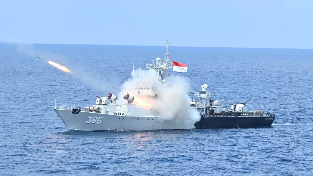 Latihan gabungan TNI di Perairan Karimun Jawa menampilkan koordinasi unsur laut dan udara dalam skenario serangan terintegrasi., Kamis (23/04/2026).
