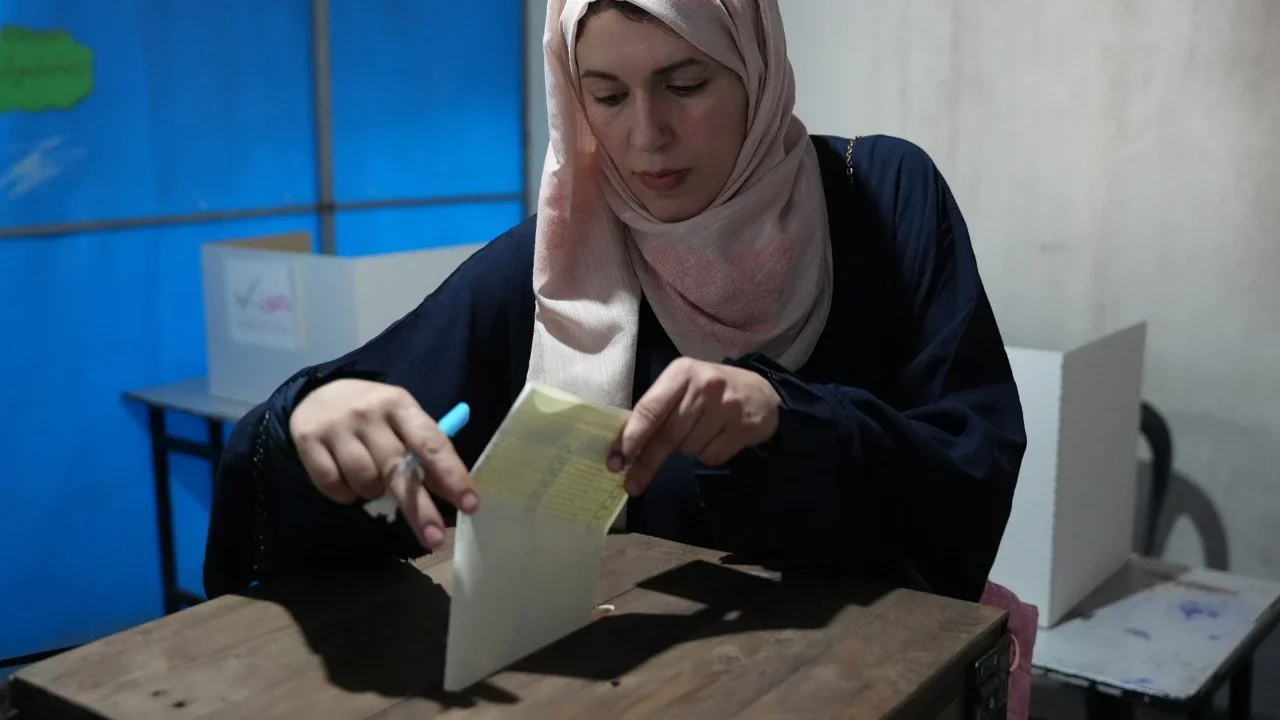 Seorang wanita Palestina memasukkan surat suara untuk pemilihan lokal di Deir al-Balah, Jalur Gaza tengah, Sabtu (25/04/2026).