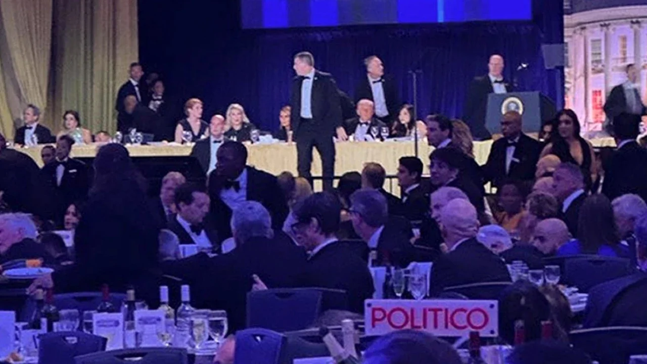 Agen-agen Secret Service AS memberikan respons di dekat Presiden Donald Trump selama acara White House Correspondents Dinner di Washington , Sabtu (25/04/2026).