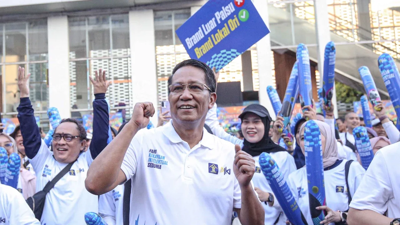 Menteri Hukum Supratman Andi Agtas bersama warga mengikuti fun walk dalam rangka Hari Kekayaan Intelektual Sedunia 2026, Minggu (26/04/2026).