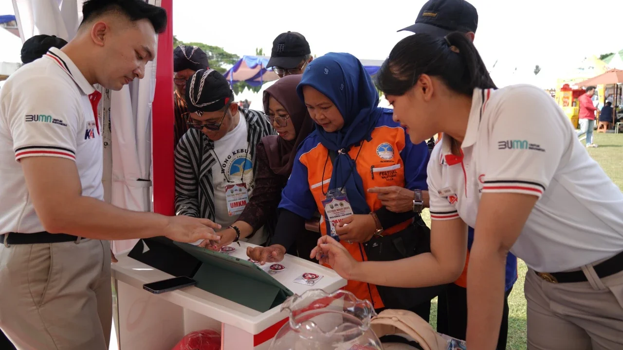 Pengunjung berinteraksi pada booth layanan informasi yang memberikan edukasi terkait rute perjalanan, tarif, jadwal operasional, serta kemudahan integrasi antarmoda di TMII, Jakarta, Minggu (26/04/2026).