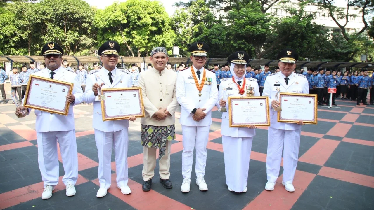 Pemberian Piagam Penghargaan Hasil Evaluasi Penyelenggaraan Pemerintahan Daerah secara nasional tahun 2025 kepada sejumlah daerah yang dinilai berprestasi.