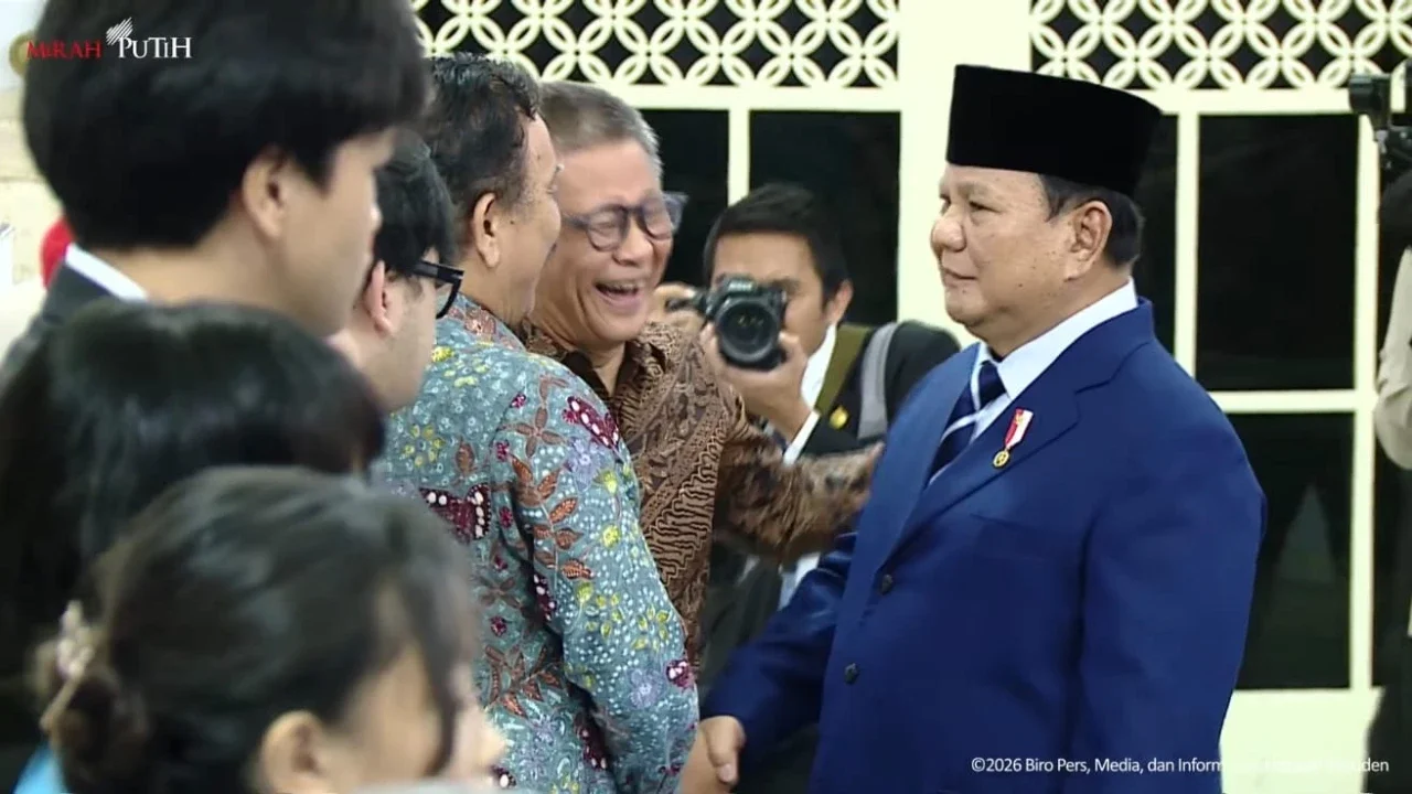 Momen Tak Terduga: Prabowo dan Gibran Salami Rocky Gerung di Istana