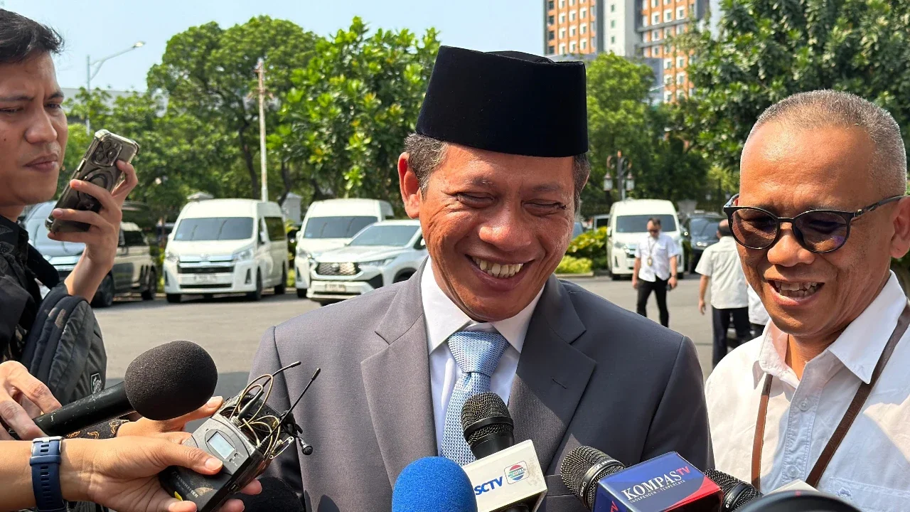 Menteri Lingkungan Hidup Hanif Faisol tiba di istana jelang reshuffle. (Liputan6.com/Lizsa Egeham)