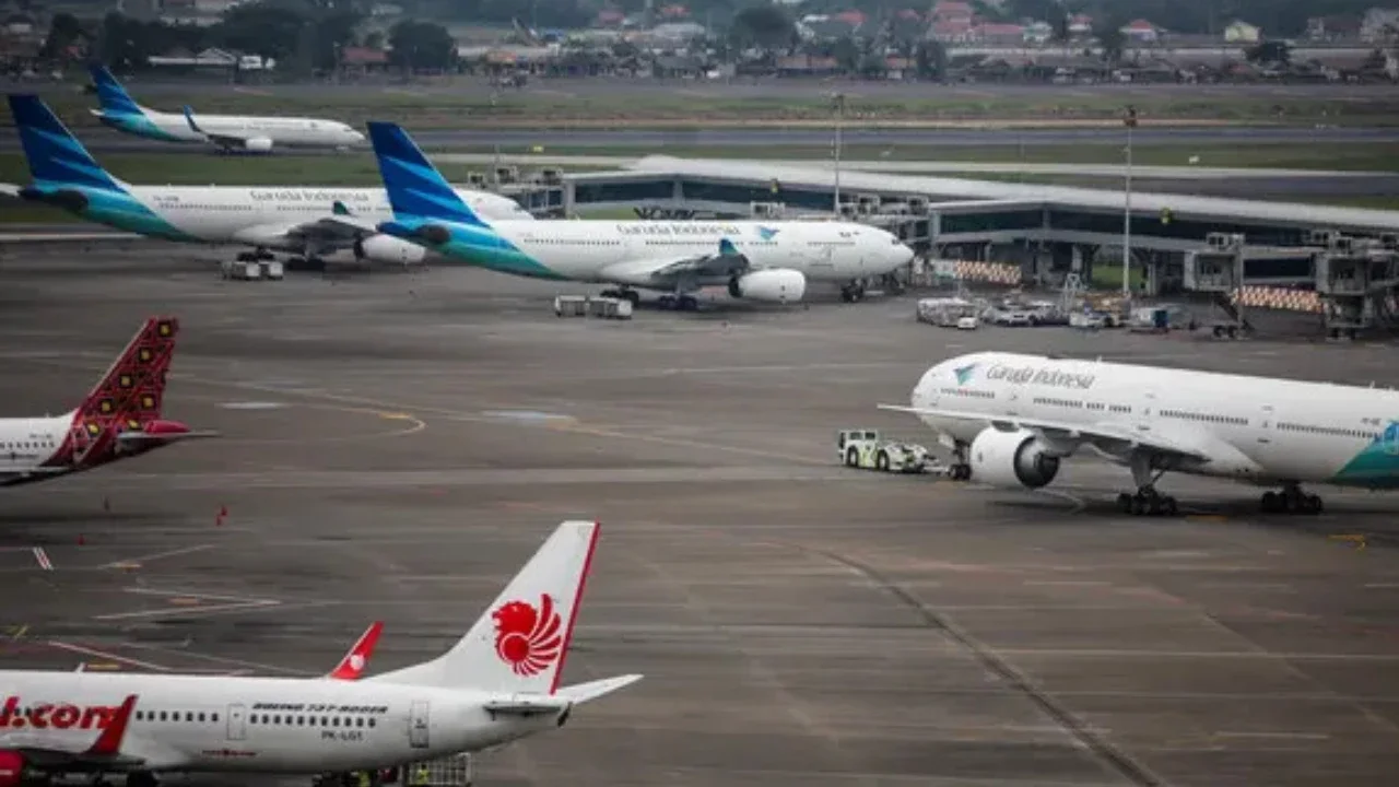 Pesawat maskapai Garuda Indonesia terparkir di areal Bandara Soekarno Hatta, Tangerang, Banten, Kamis (16/5/2019). Pemerintah akhirnya menurunkan tarif batas atas (TBA) tiket pesawat atau