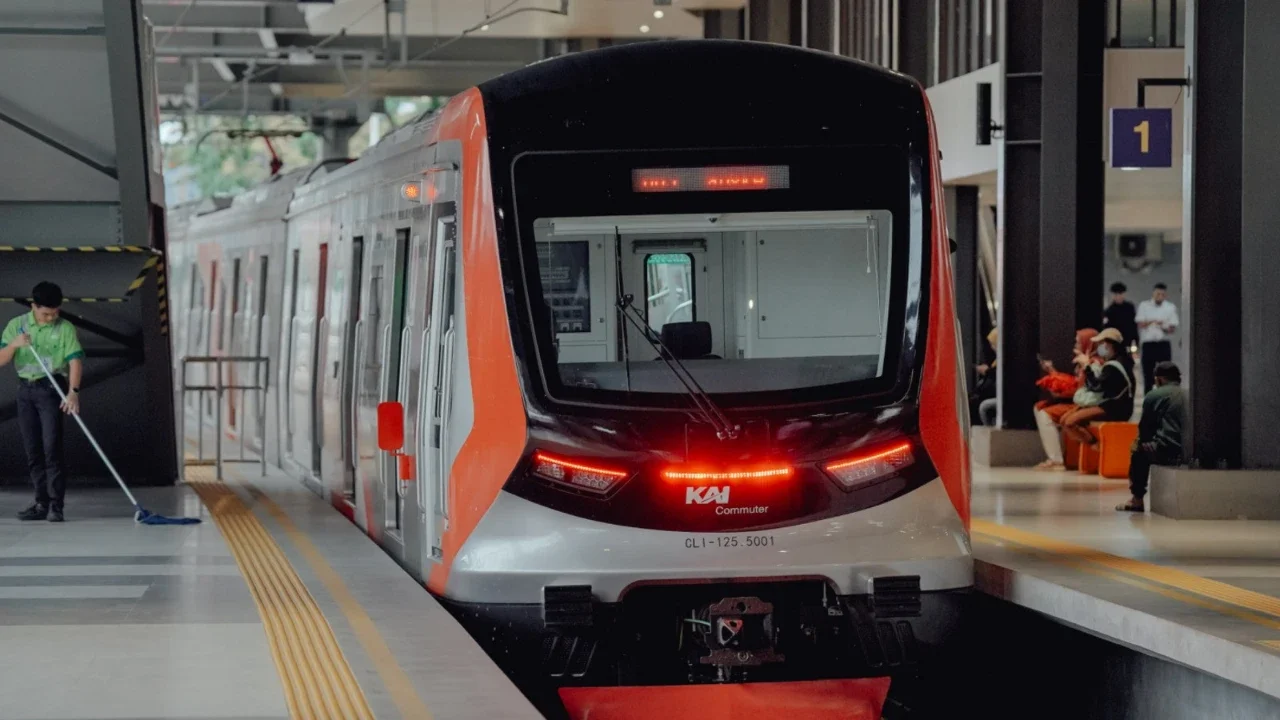 Kereta Api Jarak Jauh Tabrak KRL di Stasiun Bekasi Timur