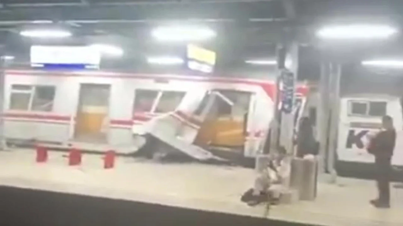 Kronologi Lengkap KA Jarak Jauh Argo Bromo Tabrak KRL di Bekasi Timur