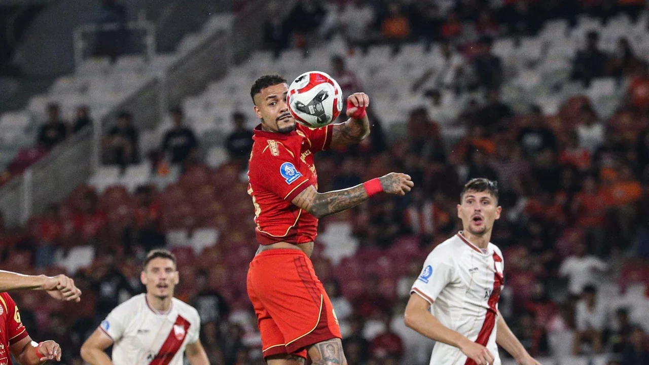 Pemain Persija Jakarta, Maxwell Souza tidak dapat menjangkau umpan bola saat melawan Persis Solo pada laga pekan ke-30 BRI Super League musim ini di Stadion Utama Gelora Bung Karno (SUGBK), Jakarta, Senin (27/04/2026) malam