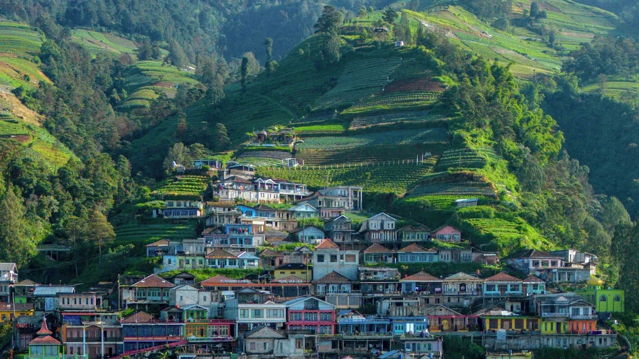 Rumah-rumah berwarna-warni di desa Butuh, yang populer dikenal sebagai Nepal Van Java, atau Nepal di Jawa, di lereng Gunung Sumbing di Magelang, Jawa Tengah, Senin (27/04/2026).