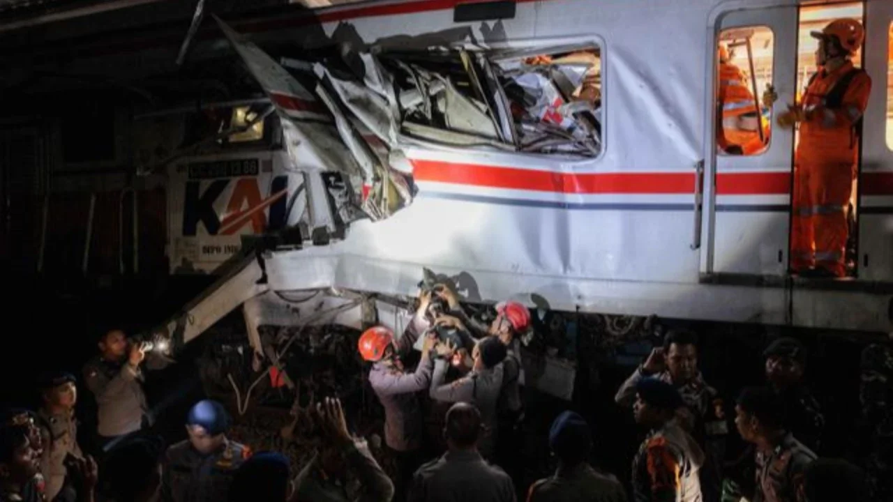 3 Penumpang Masih Terjepit, Tim SAR Bergantian Potong Gerbong KRL