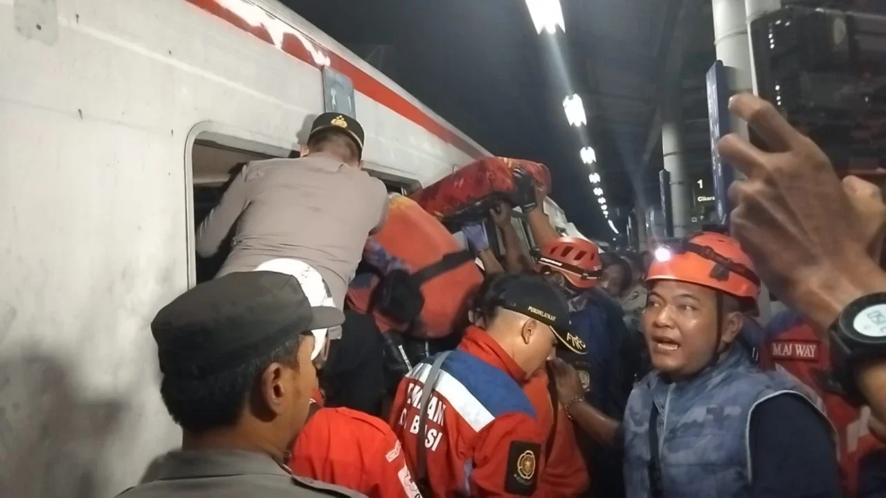 Imbas Tabrakan, Layanan KRL Hanya Sampai Stasiun Bekasi