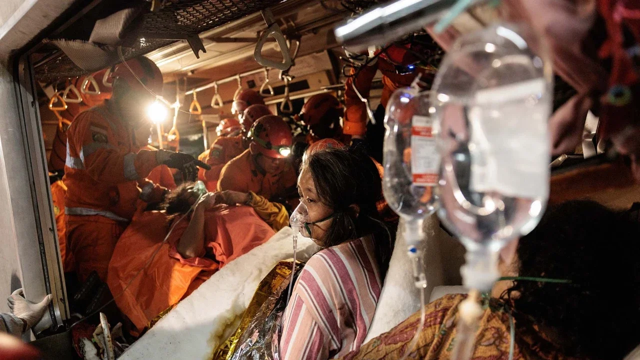 Tim penyelamat berupaya menyelamatkan lima korban yang terjebak di dalam gerbong setelah lokomotif kereta penumpang menembus gerbong belakang kereta komuter di stasiun Bekasi Timur, Bekasi, Jawa Barat, Selasa (28/04/2026)