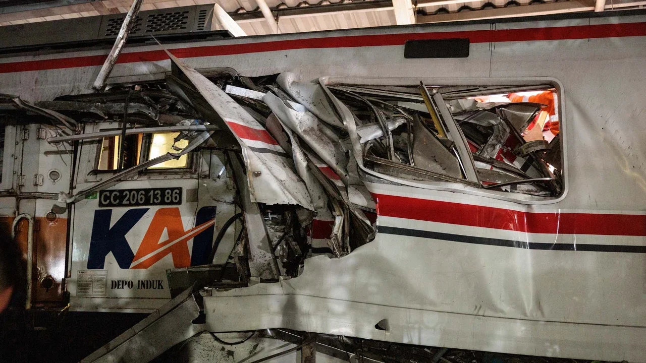 Lokomotif kereta penumpang Argo Bromo Anggrek menembus bagiin belakang gerbong belakang kereta  KRL Commuterline di Stasiun Bekasi Timur, Bekasi, Jawa Barat, Selasa (28/04/2026).