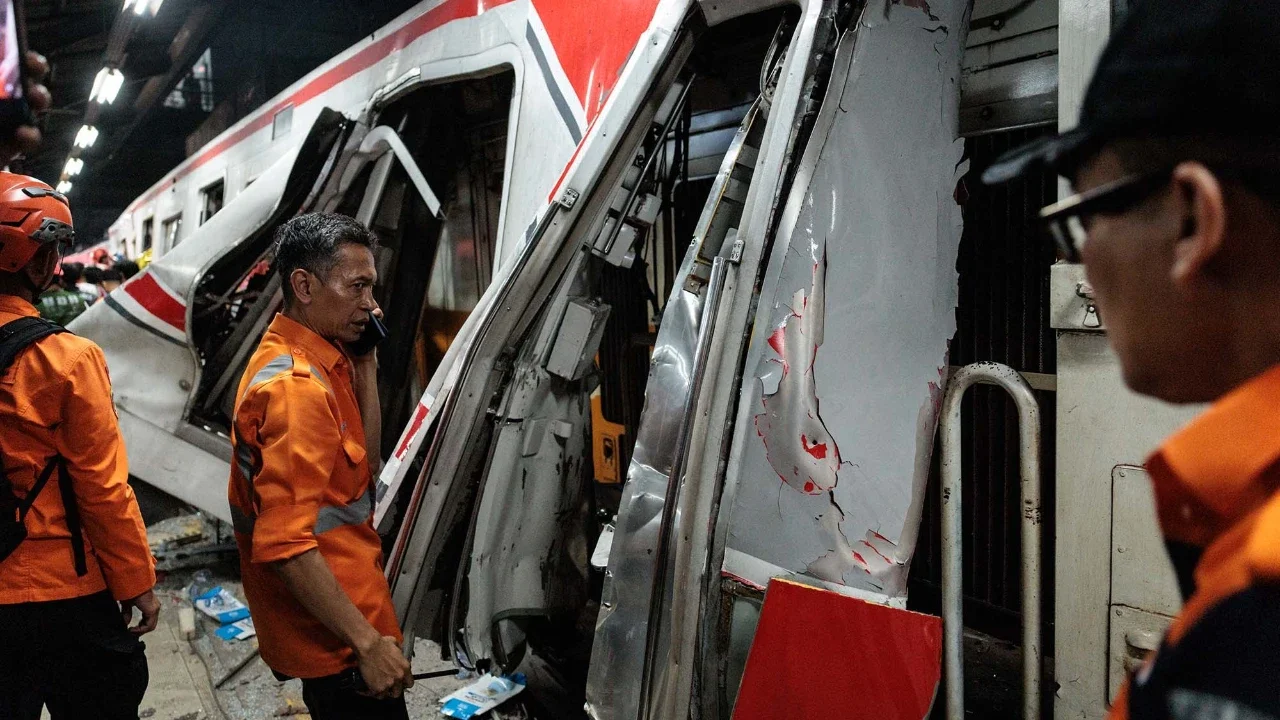 Update, 14 Korban Meninggal Dunia Akibat Tabrakan KRL di Stasiun Bekasi Timur