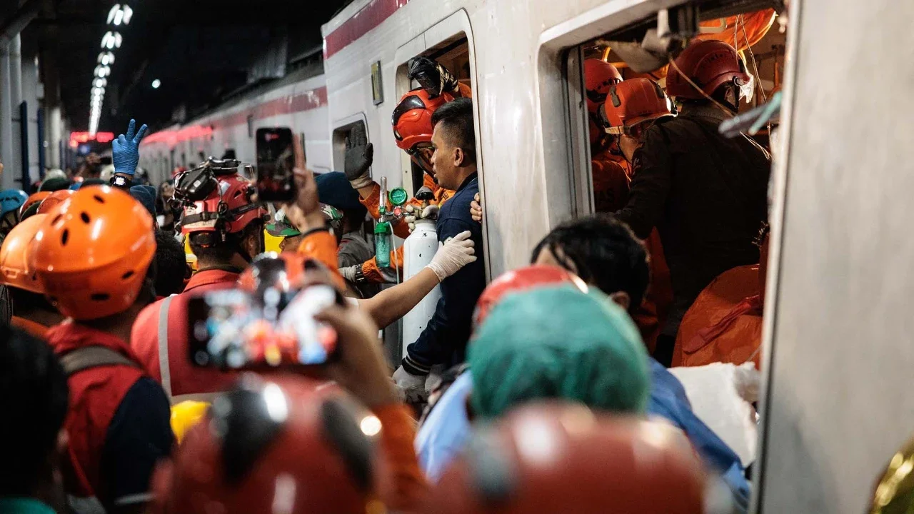 Buntut Kecelakaan Kereta di Bekasi, DPR Desak Pemerintah Bereskan Masalah Perlintasan Sebidang Kereta Api