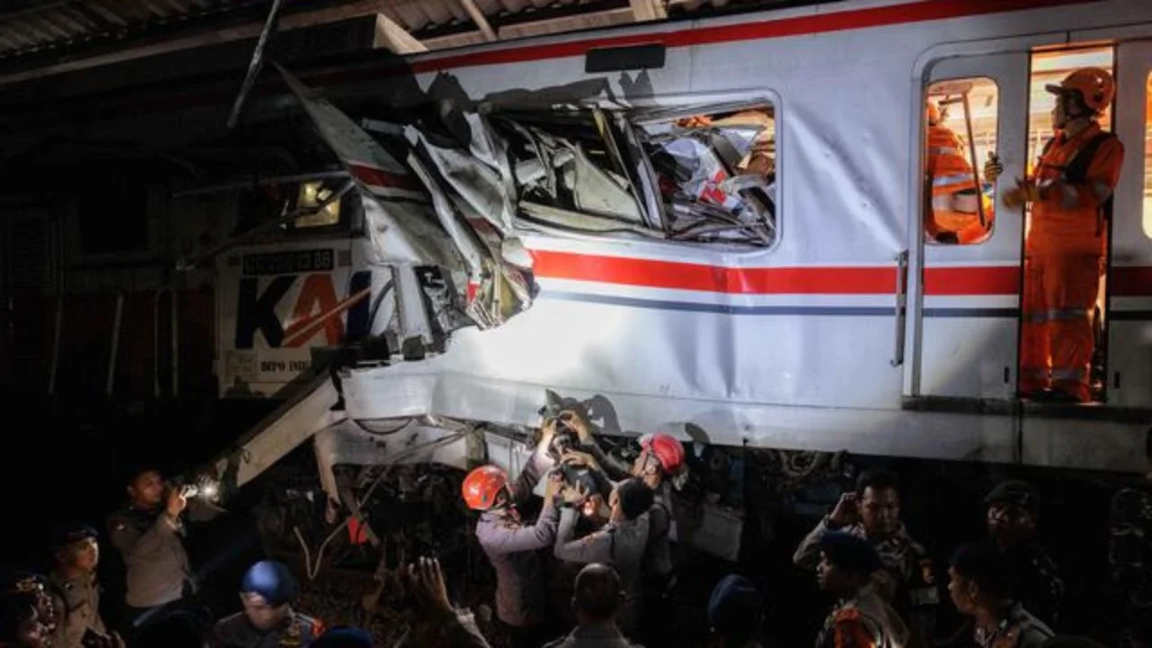 Kesaksian Anggota Basarnas Selamatkan Korban Kecelakaan Kereta di Bekasi: Banyak Korban Terhimpit Kursi