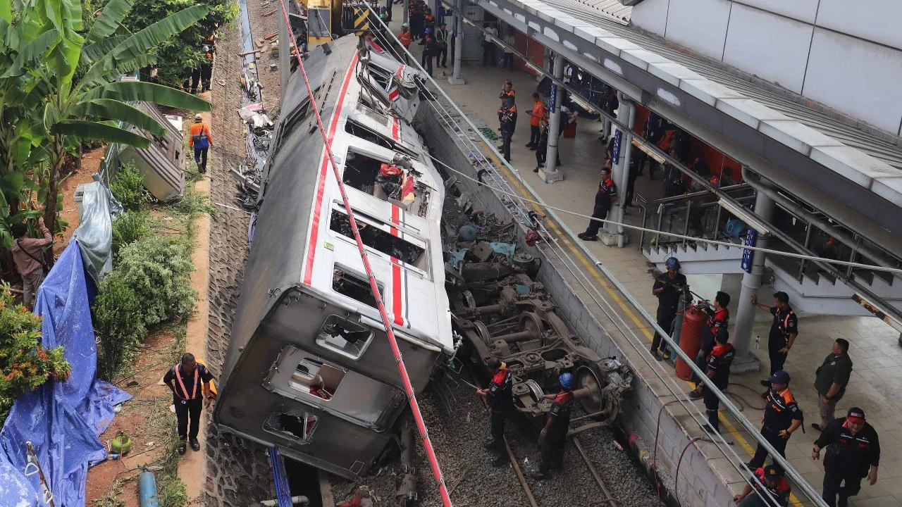 Petugas mengevakuasi gerbong KRL Commuterline pascakecelakaan di Stasiun Bekasi Timur, Bekasi, Jawa Barat, Selasa (28/4/2026).