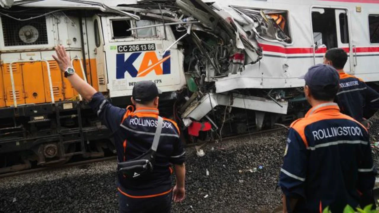 Para pekerja memeriksa kondisi lokomotif Kereta Api Jarak Jauh (KAJJ) Argo Bromo Anggrek dan salah satu gerbong Kereta Rel Listrik (KRL) Commuter Line yang mengalami kecelakaan di Stasiun Bek