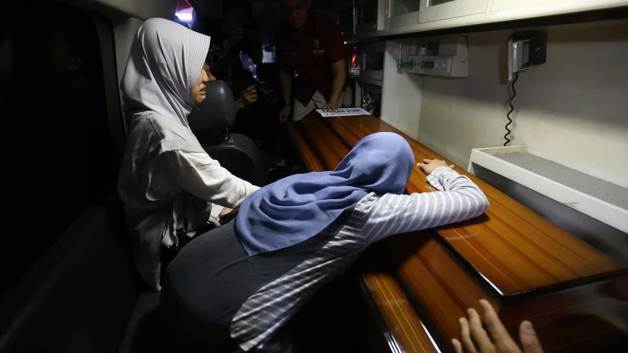 Keluarga korban menangis di atas peti jenasah korban kecelakaan kereta di Bekasi, Jawa Barat di Rumah Sakit (RS) Polri Kramat Jati, Jakarta Timur, Selasa (28/04/2026).