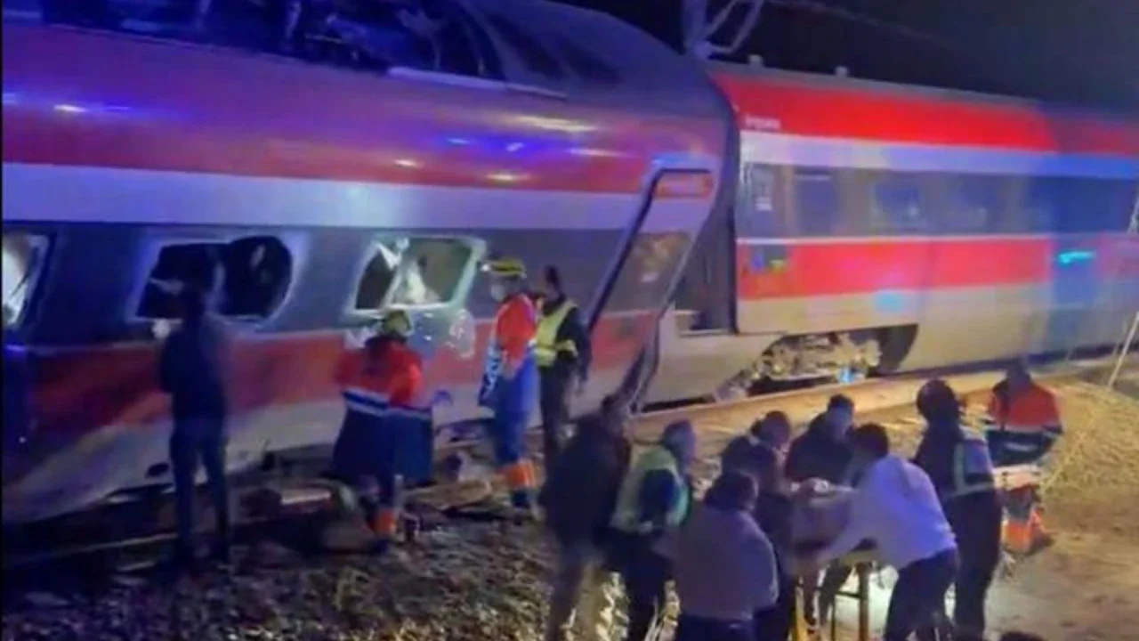 Tim pencari dan penyelamat mencari korban yang mash terjebak dalam kecelakaan Kereta Api Jarak Jauh (KAJJ) dengan Kereta rel Listrik (KRL) Commuter Line di Stasiun Bekasi Timur, Jawa Barat, S