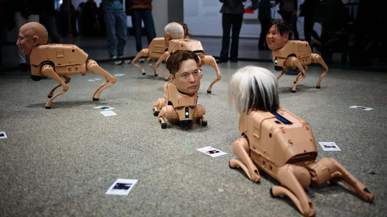 Robot-robot yang menyerupai Jeff Bezos, Elon Musk, Andy Warhol, dan Kim Jong Un, dipajang dalam instalasi berjudul Regular Animals karya seniman Beeple, Mike Winkelmann, di museum Neue Nationalgalerie di Berlin, Jerman, Selasa, (28/04/2026).