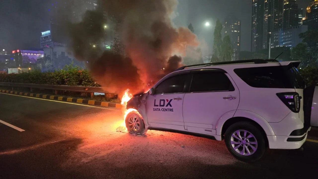 Terios Terbakar di Tol Dalam Kota