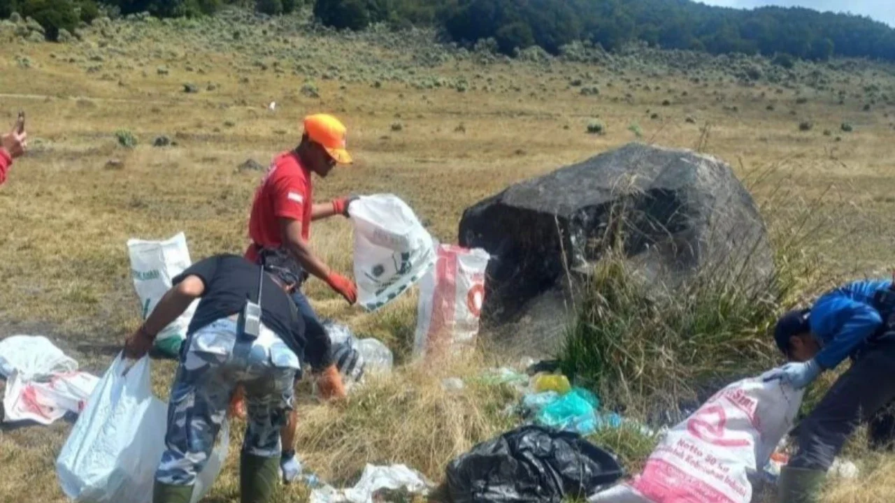Dirjen Kemenhut Ingatkan Pendaki Soal Sampah di Gunung Gede Pangrango