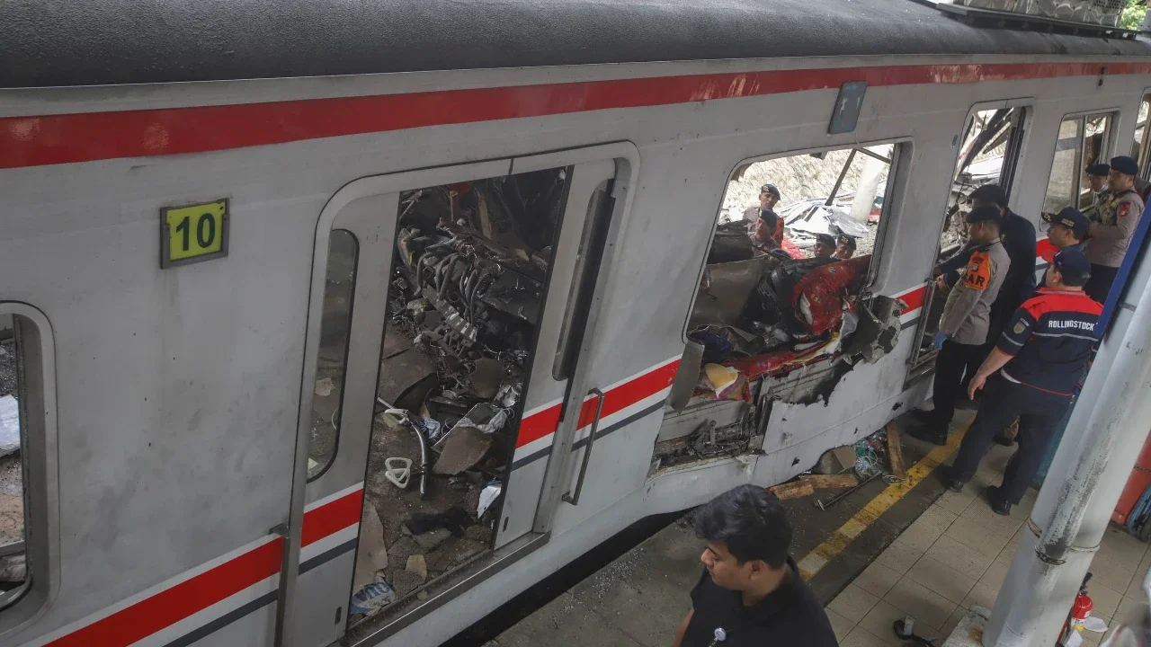 Perjalanan KRL Pagi Ini Masih Dibatasi