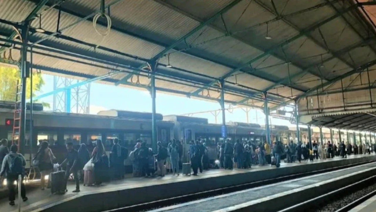 Dampak Kecelakaan Bekasi, 14 Perjalanan KA Daop 6 Dihentikan Sementara