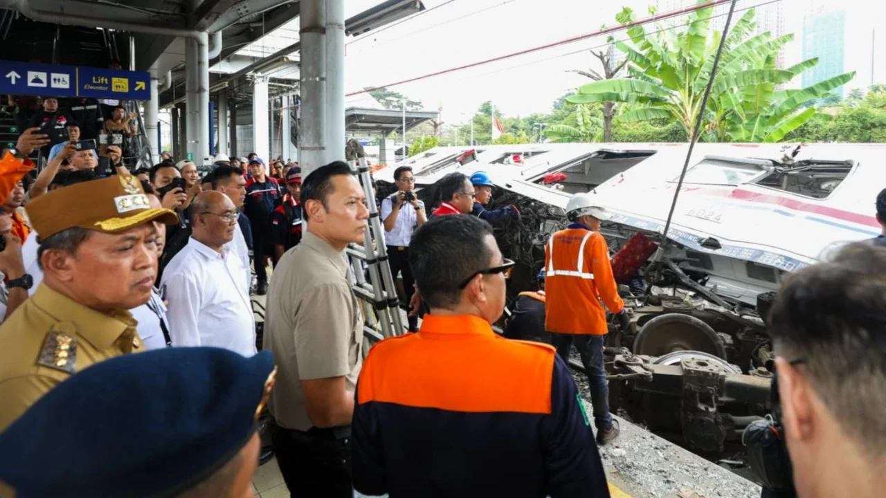 Menteri Koordinator Bidang Infrastruktur dan Pembangunan Kewilayahan Agus Harimurti Yudhoyono meninjau lokasi kecelakaan kereta di Stasiun Bekasi Timur, Kota Bekasi, Selasa (28/04/2026).,