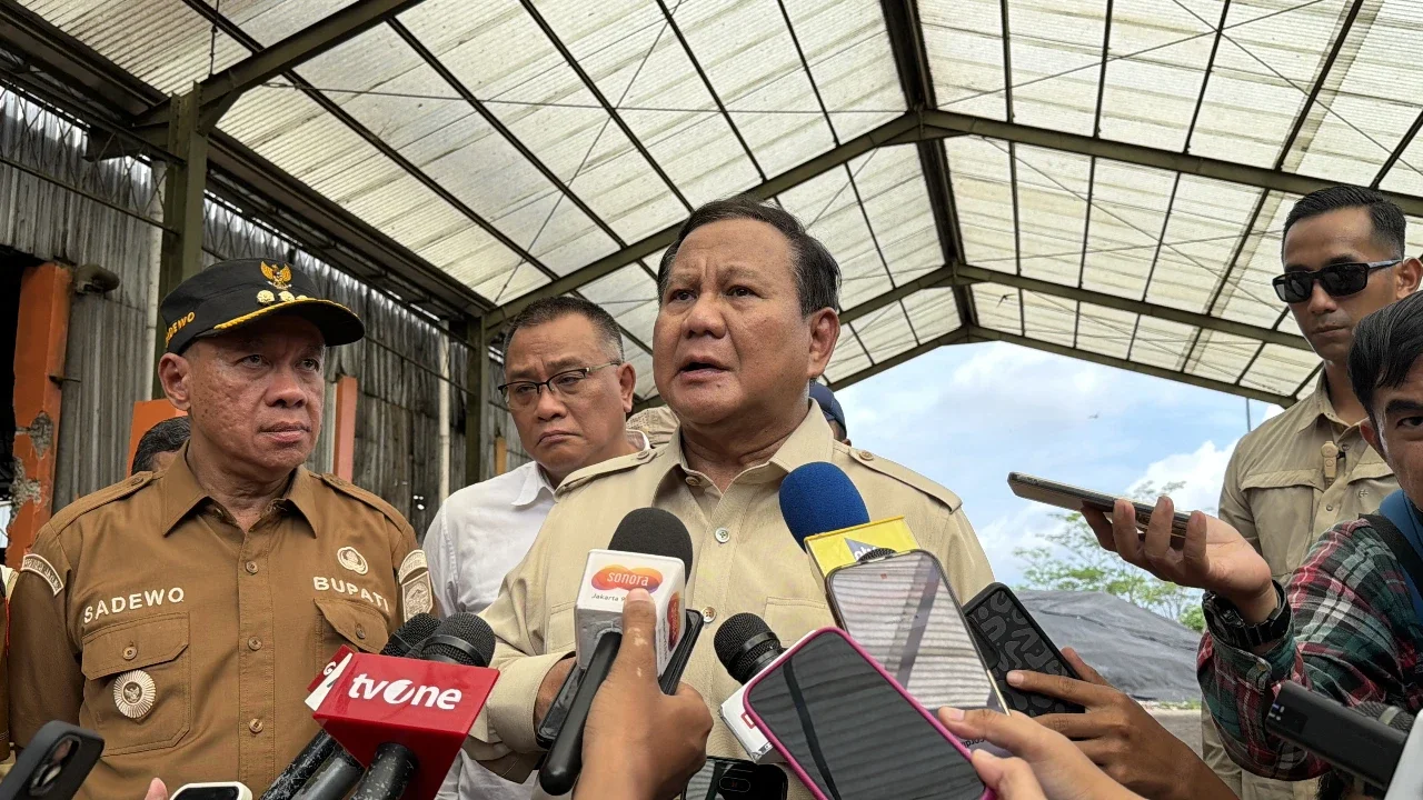 Tinjau Hasil Revitalisasi SMAN 1 Cilacap, Presiden Prabowo Sapa Siswa saat Makan MBG
