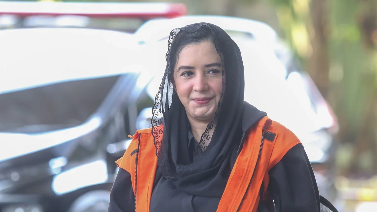 Tersangka kasus dugaan korupsi pengadaan barang dan jasa di Pemkab Pekalongan yang juga Bupati Pekalongan nonaktif, Fadia Arafiq  saat mendatangi gedung Merah Putih KPK, Jakarta Rabu (29/04/2026).
Merdeka.com/ arie basuki