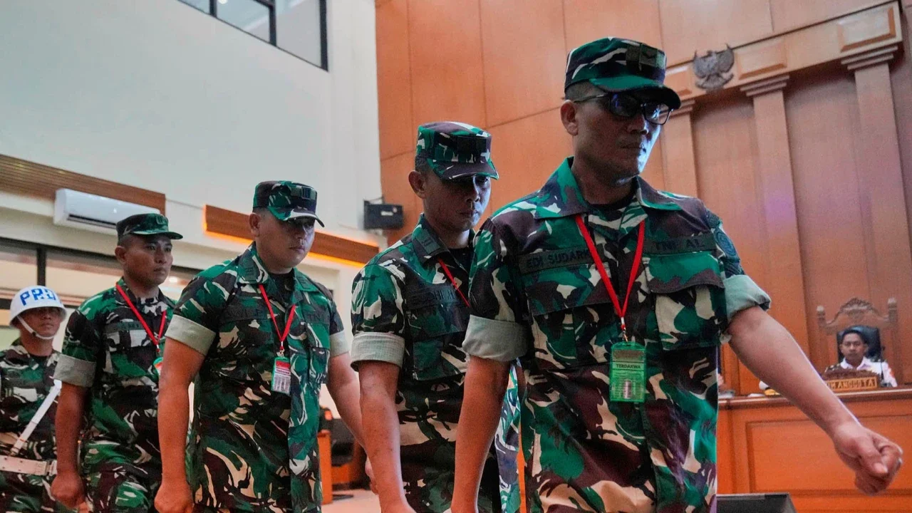 Terdakwa kasus penyiraman air keras kepada aktivis KontraS Andrie Yunusa (dari kiri)  Lettu Sami Lakka, Kapten  Nandala Dwi Prasetya, Lettu Budhi Hariyanto Widhi Cahyono, dan Serda  Edi Sudarko  saat menjalani sidang pembacaan dakwaan di Pengadilan Militer II-08, Jakarta, Rabu (29/4/2026).