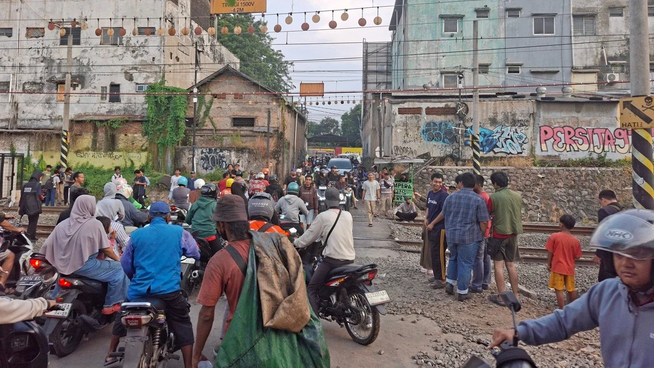 KAI Ingatkan Ormas Tak Bikin Palang Perlintasan Kereta Liar, Bakal Tempuh Jalur Hukum Jika Membandel