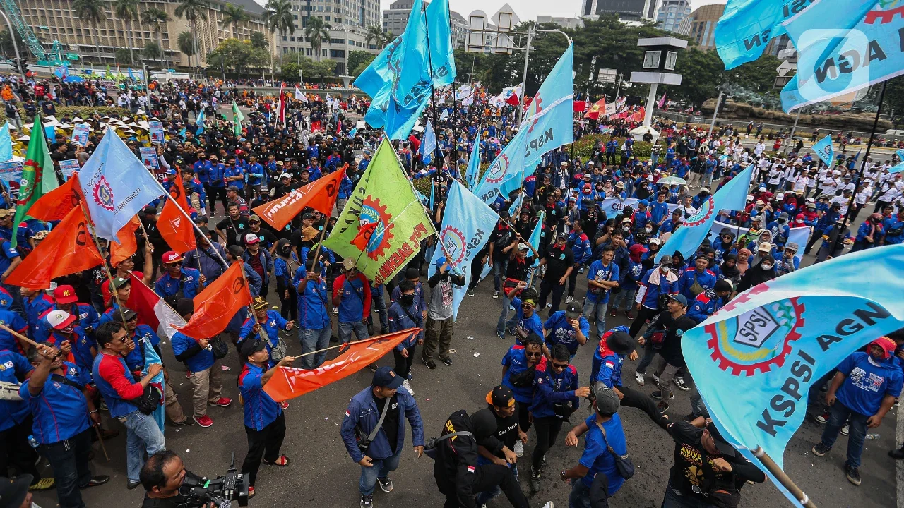 Buruh dari berbagai aliansi melakukan aksi damai dalam rangka peringatan May Day atau Hari Buruh Internasional di kawasan Patung Kuda, Jakarta, Rabu (1/5/2024). (Liputan6.com/Angga Yuniar)