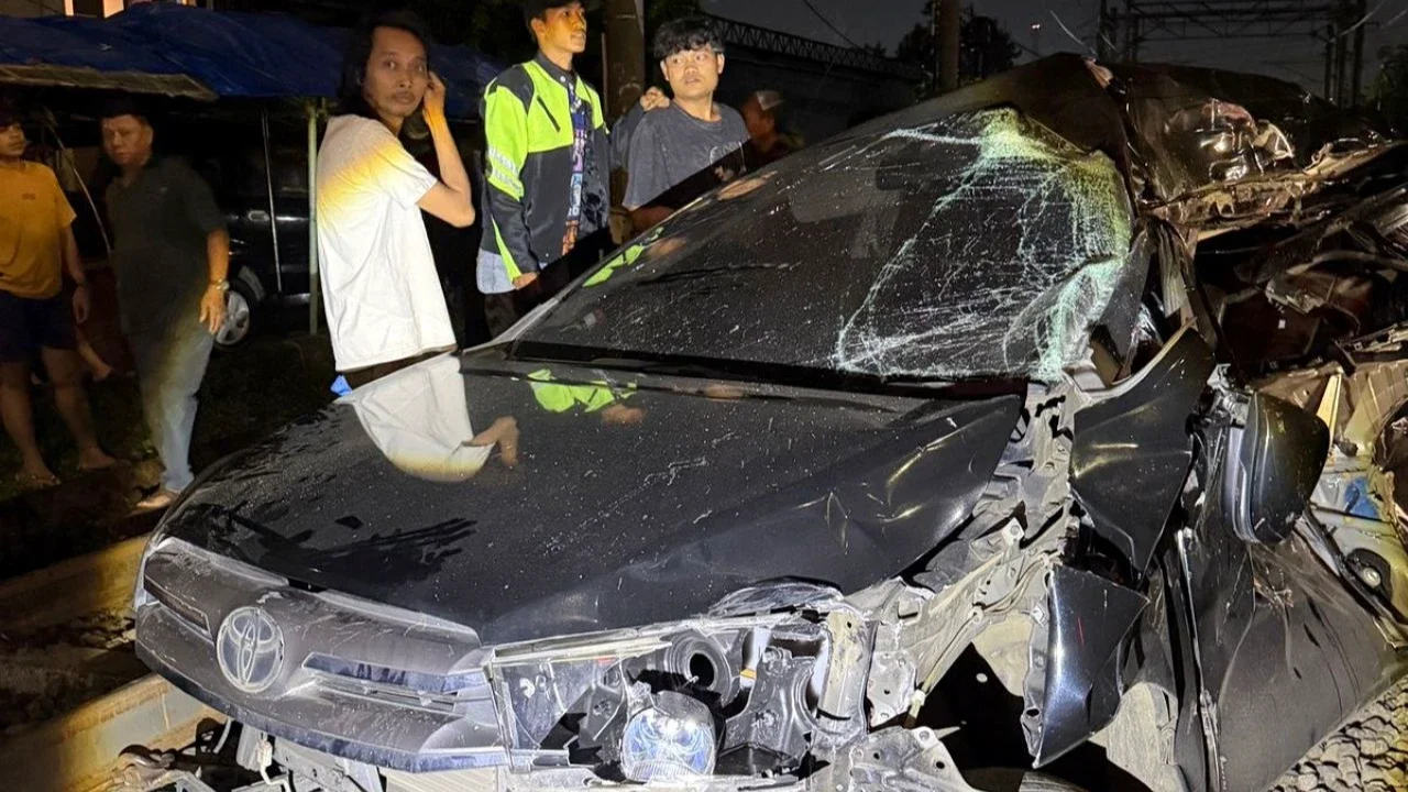 Perlintasan Maut di Bogor, Mobil Tersangkut Berujung Ditabrak Kereta