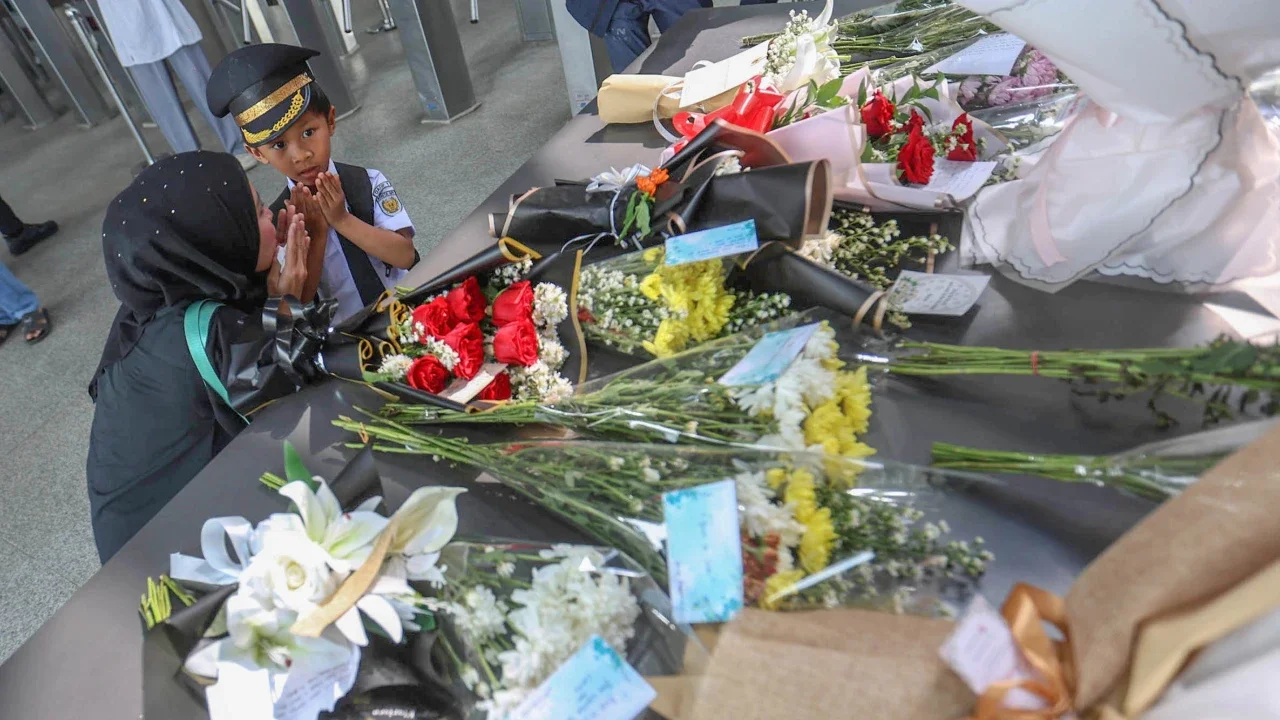 Seorang anak berdoa usai meletakkan karangan bunga di dekat pintu masuk peron di  Stasiun Bekasi Timur, Duren Jaya, Kota Bekasi, Kamis (30/04/2026).