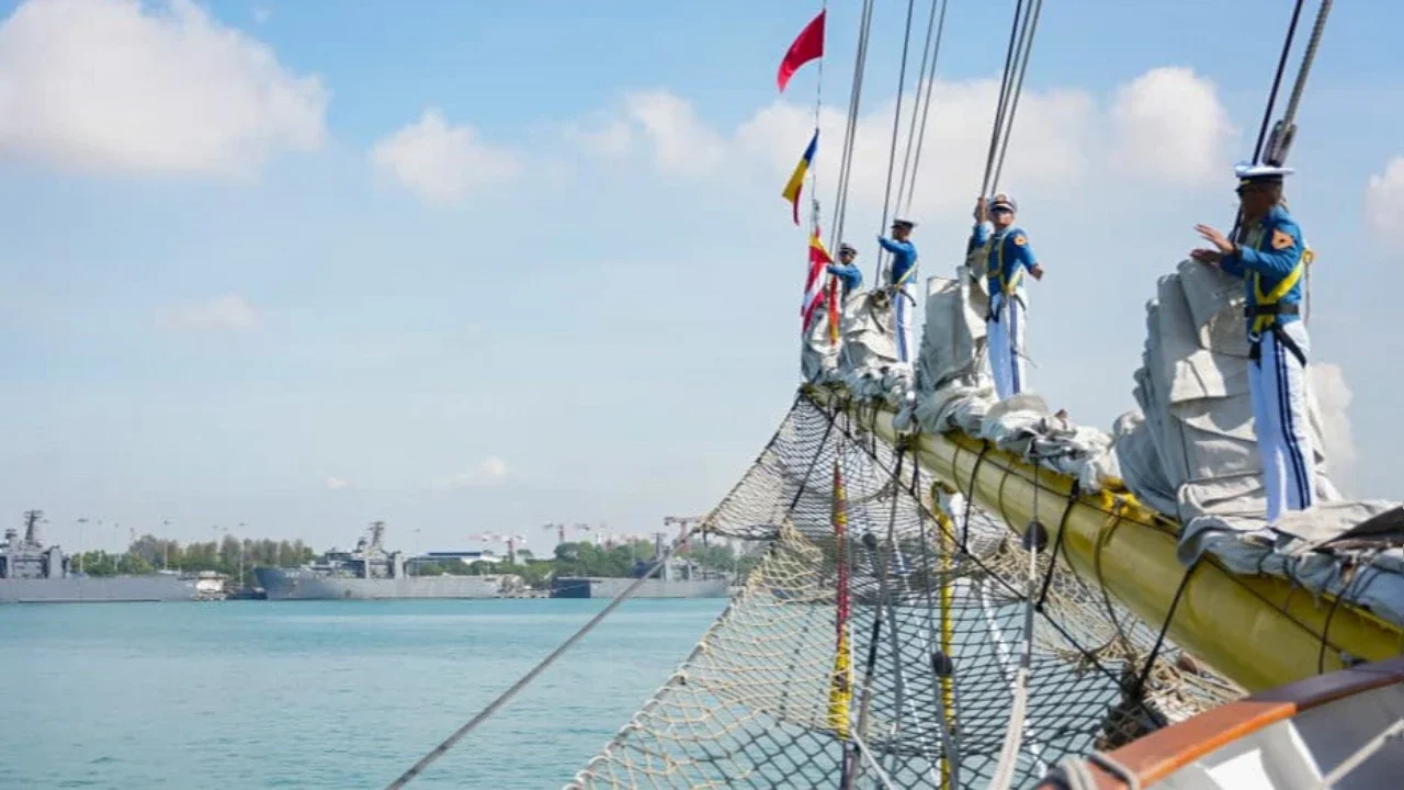 Kapal layar latih TNI Angkatan Laut KRI Bima Suci tiba dan bersandar di Dermaga Changi Naval Base, Singapura,, Kamis (30/04/2026).
