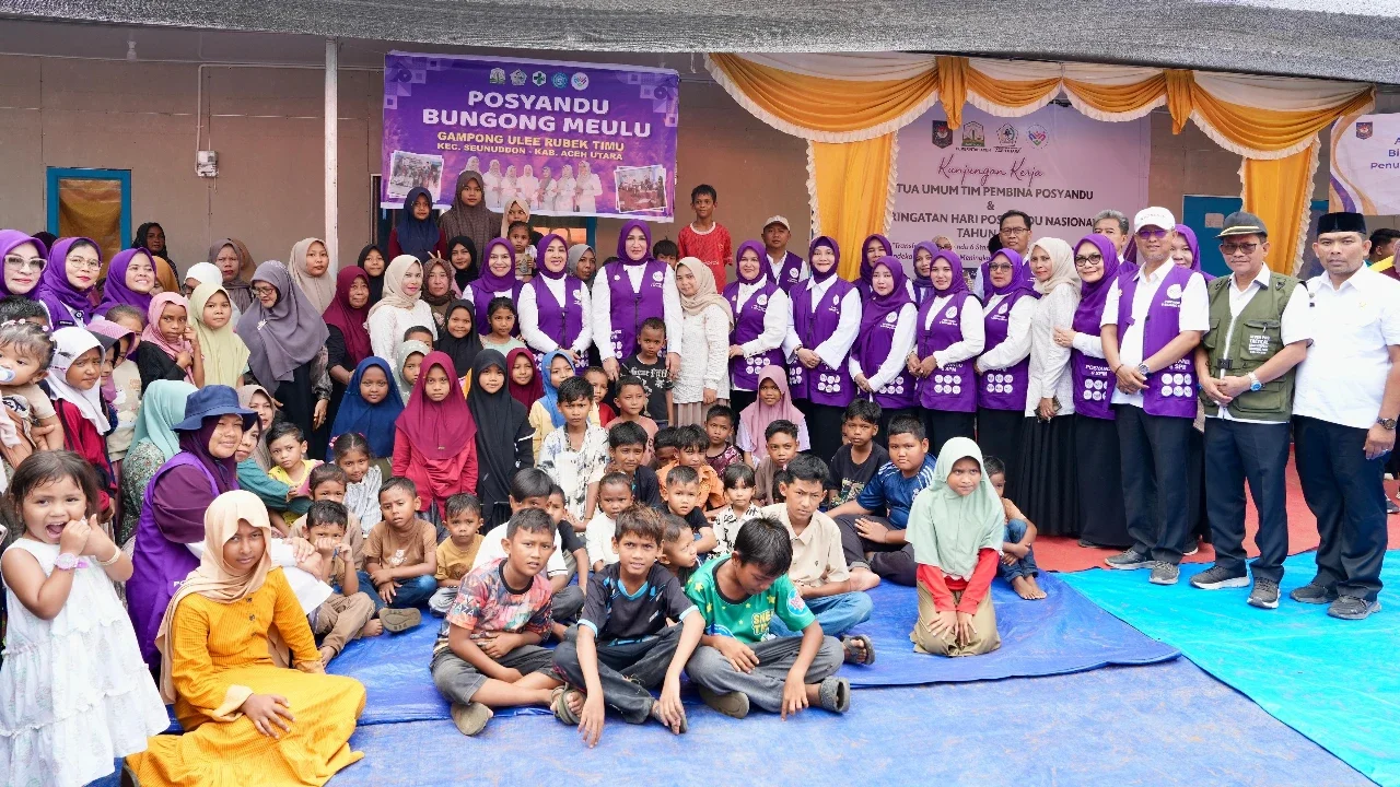 Salurkan Bantuan di Huntara Desa Ulee Rubek Timur, Ketum Posyandu Tekankan Pentingnya Mendidik Generasi Emas 2045