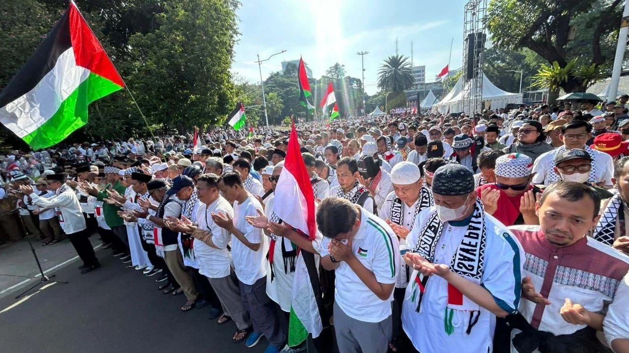 Peserta melakukan shalat gaib saat  Aksi Berjuta Doa untuk Syuhada di seberang Kedutaan Besar Amerika Serikat, Jakarta, Minggu (05/04/2026).