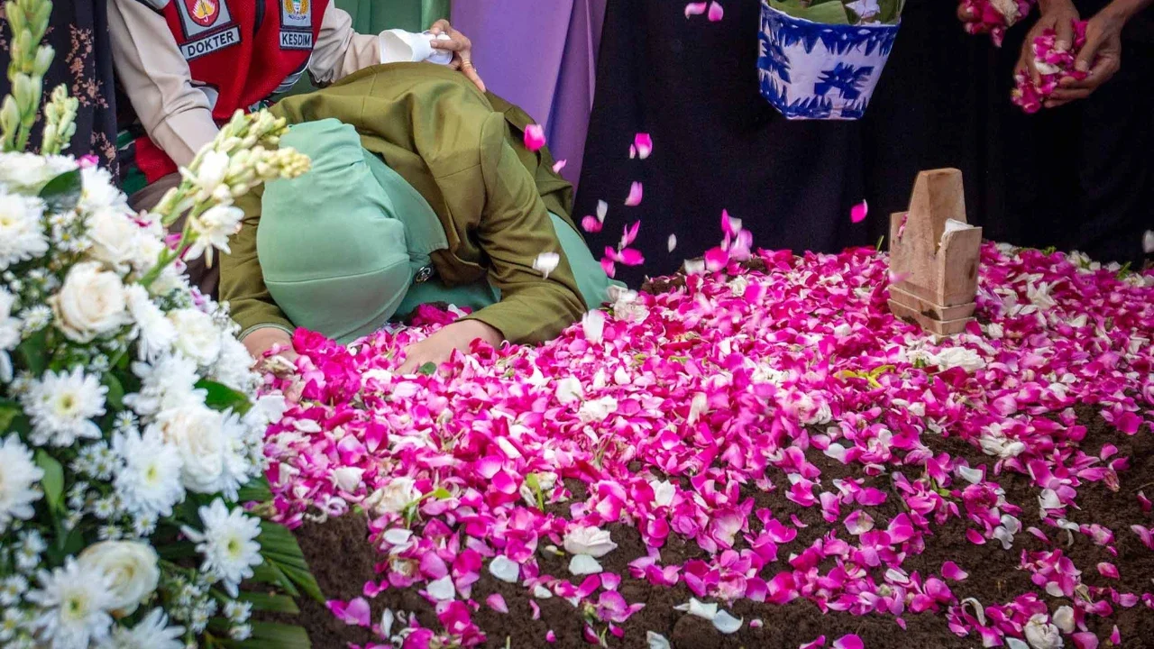Istri mendiang Kopda (Anm) Farizal Rhomadhon, Fafa Nur Azila menangis saat upacara pemakaman di TMP Giripeni, Wates, Kulonprogo, DI Yogyakarta, Minggu (05/04/2026).