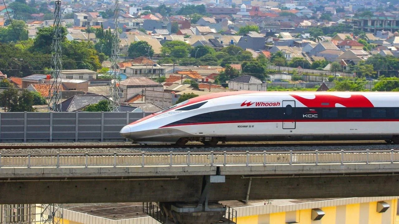 KCIC Jelaskan Video Kereta Whoosh Mendadak Berhenti di Jalur Kopo