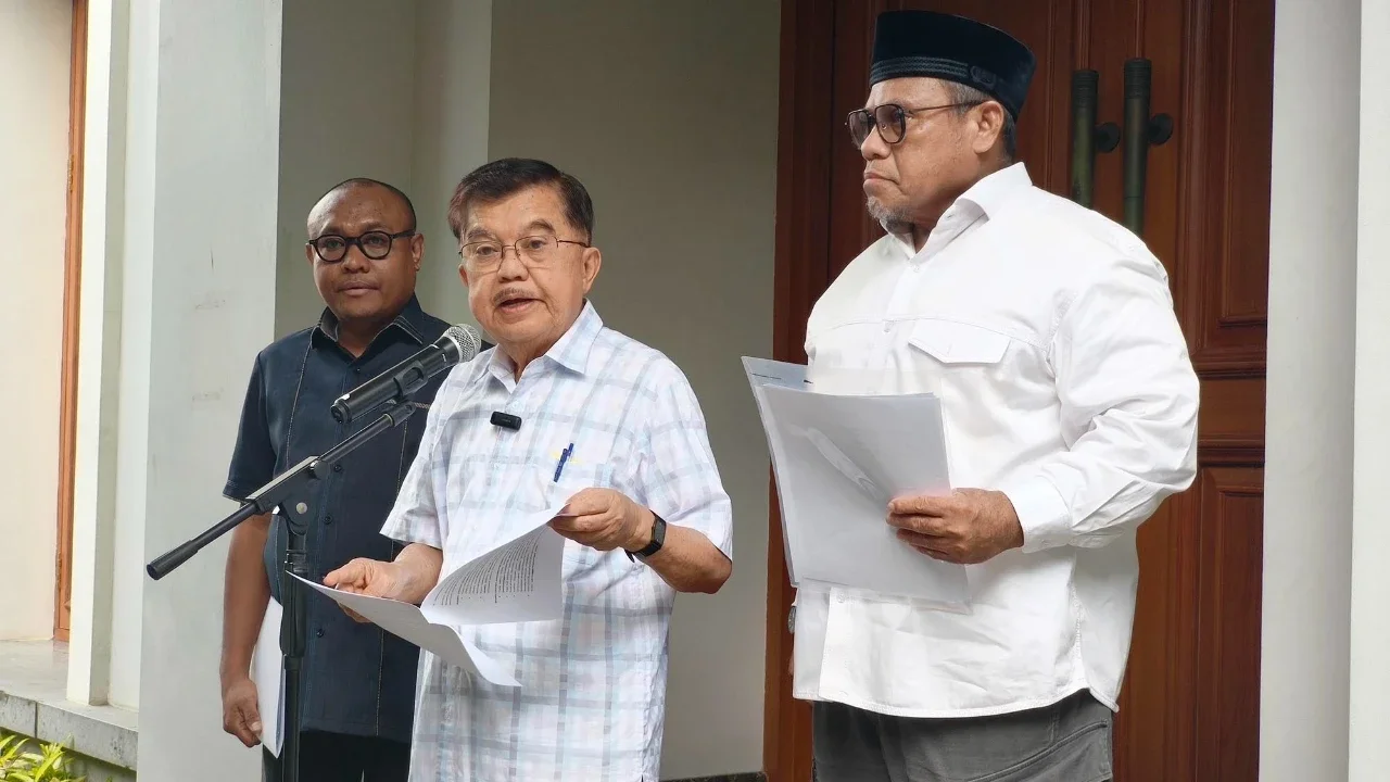 Wapres RI ke 10 dan 12 Jusuf Kalla (JK) memberikan keterangan kepada wartawan perihal aspek hukum pencemaran nama baik, di Jalan Brawijaya, Jakarta, Minggu (05/04/2026).